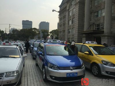 “上海的士雷锋车队”成立 车内配置“雷锋”包提供更优质服务